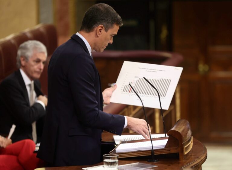 Sánchez anuncia una beca de 100 euros al mes desde septiembre para un millón de estudiantes Sánchez anuncia una beca de 100 euros al mes desde septiembre para un millón de estudiantes