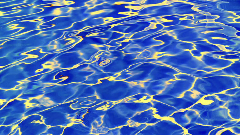 Hallan muerto a un hombre de 75 años en una piscina de Leganiel
