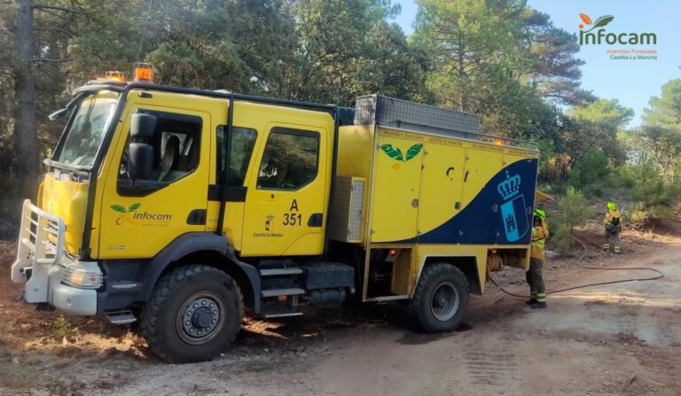 4 medios de extinción terrestre continúan trabajando en el incendio de Carrascosa