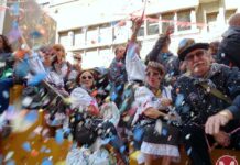 Confeti y serpentinas en las calles de Albacete para celebrar la Batalla de Flores de la Feria 2022
