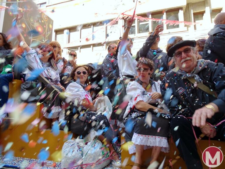 Confeti y serpentinas en las calles de Albacete para celebrar la Batalla de Flores de la Feria 2022