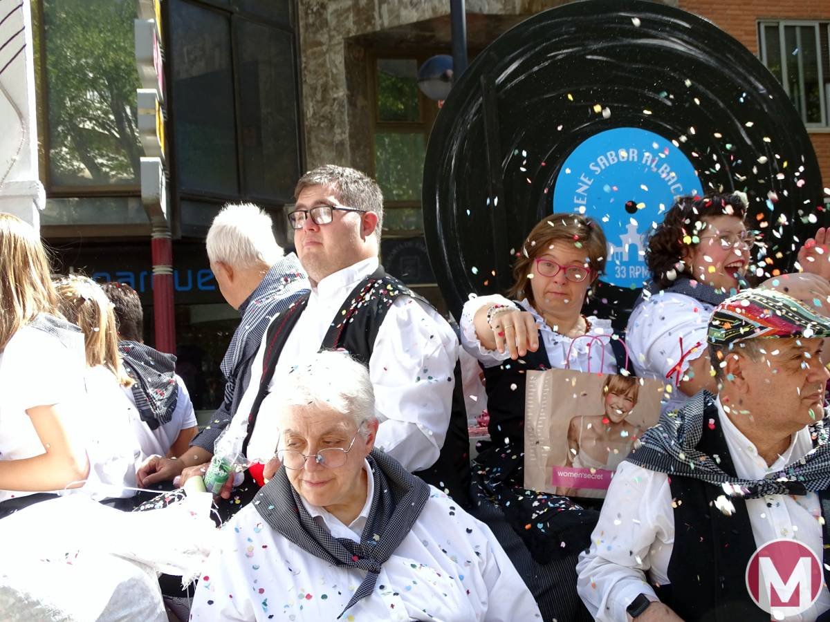 Confeti y serpentinas en las calles de Albacete para celebrar la Batalla de Flores de la Feria 2022