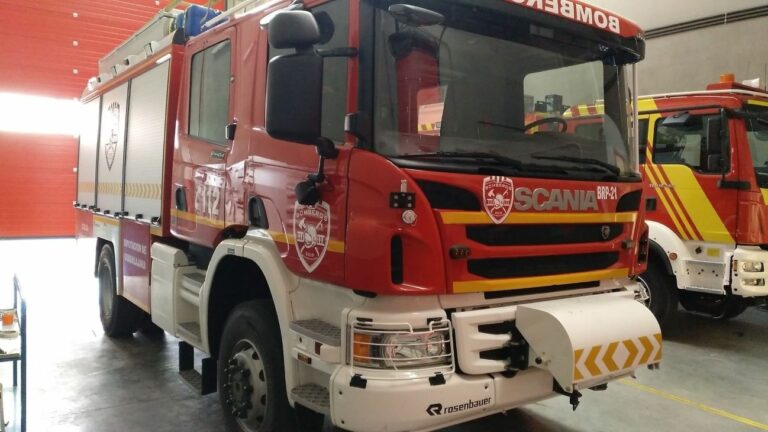 El incendio en una planta de reciclaje de Tarancón provoca una columna de humo visible a varios kilómetros