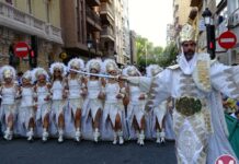 59 carrozas y 130 asociaciones llenan las calles en la Cabalgata de Apertura de la Feria de Albacete