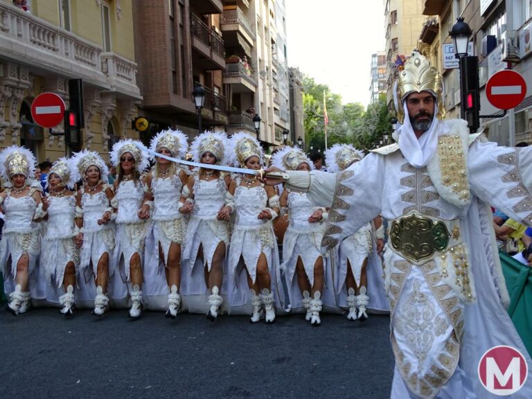 59 carrozas y 130 asociaciones llenan las calles en la Cabalgata de Apertura de la Feria de Albacete