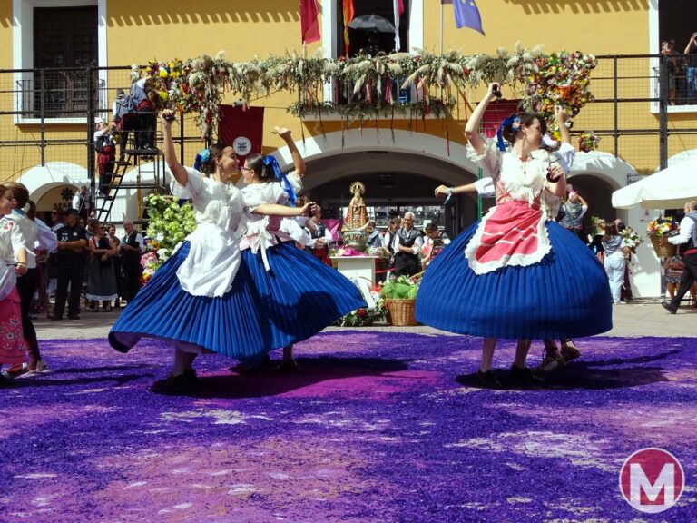 Música, baile y color en honor a la Virgen los Llanos en la Ofrenda de Flores de la Feria de Albacete