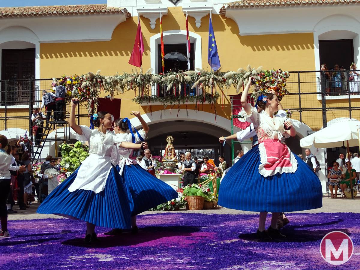 Música, baile y color en honor a la Virgen los Llanos en la Ofrenda de Flores de la Feria de Albacete