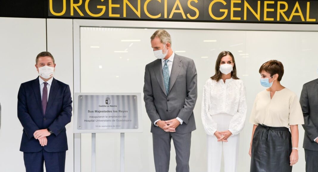Reyes Felipe y Letizia en el Hospital de Guadalajara 140922