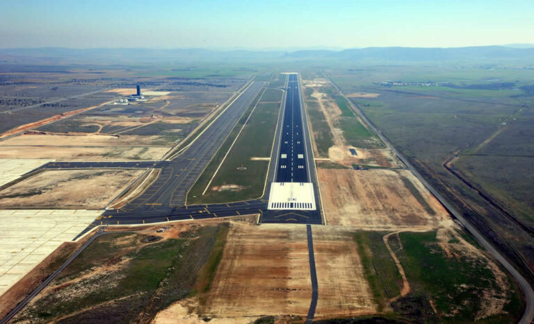 Cuatro pasajeros en un avión desde Hungría: el aeropuerto de Ciudad Real retoma su actividad con vuelos privados