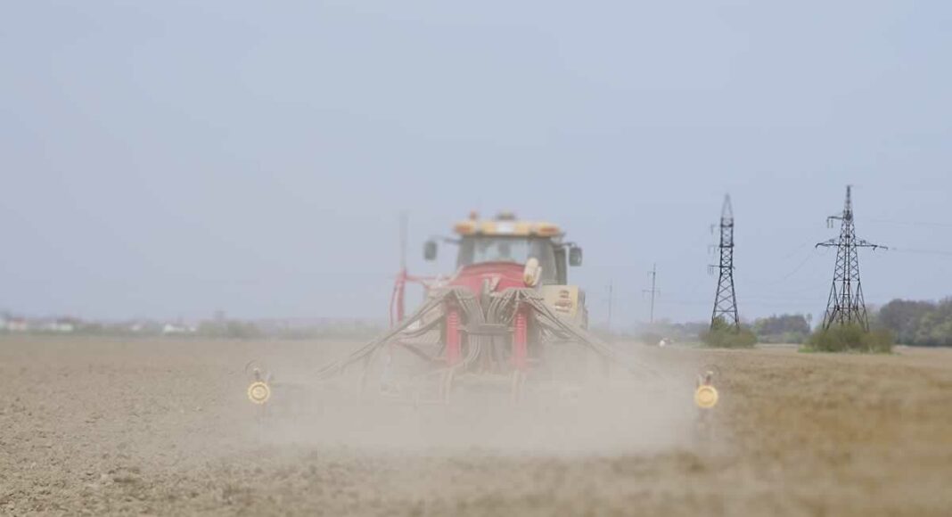 Agricultor sembrando en tractor