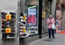 Los castellanomanchegos gastarán una media de 212 euros en el Black Friday, un 9 % menos que en 2021