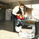 Donan un coche eléctrico de juguete para los niños ingresados en el hospital de Cuenca