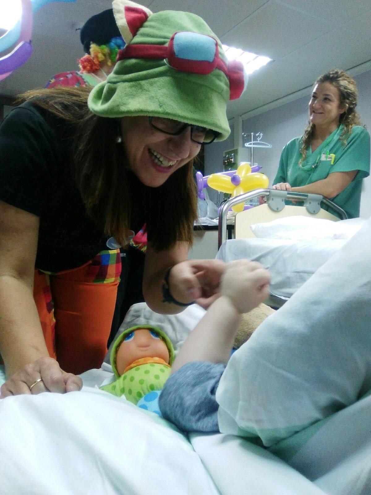 Los payasos de 'Más Que Una Ilusión' vuelven a hacer reír a los niños hospitalizados de Albacete