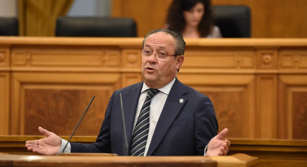 El consejero de Hacienda y Administraciones Públicas, Juan Alfonso Ruiz Molina, en el pleno de las Cortes