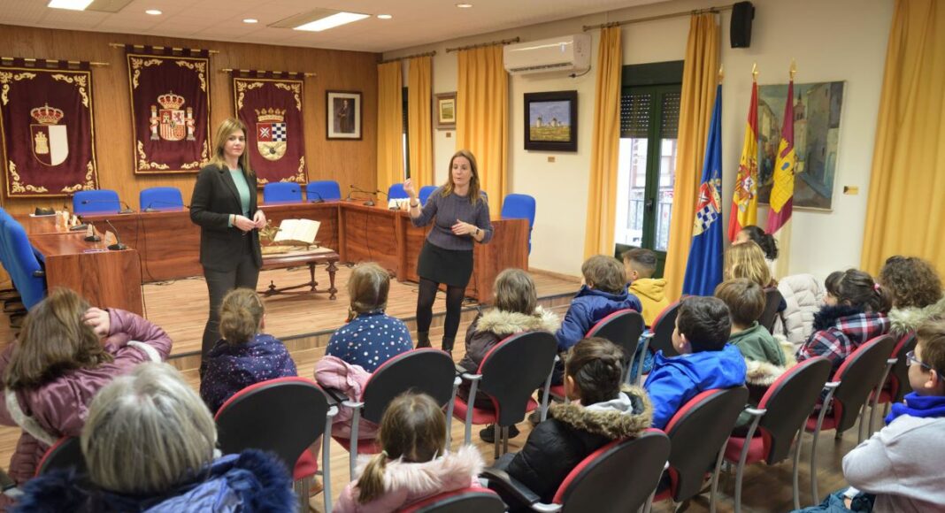 Colegios visitan el Ayuntamiento de Argamasilla de Alba 121222