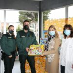 Un lote de juguetes para los niños ingresados en el Hospital de Cuenca donados por la Asociación Sonrisas