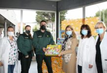Un lote de juguetes para los niños ingresados en el Hospital de Cuenca donados por la Asociación Sonrisas