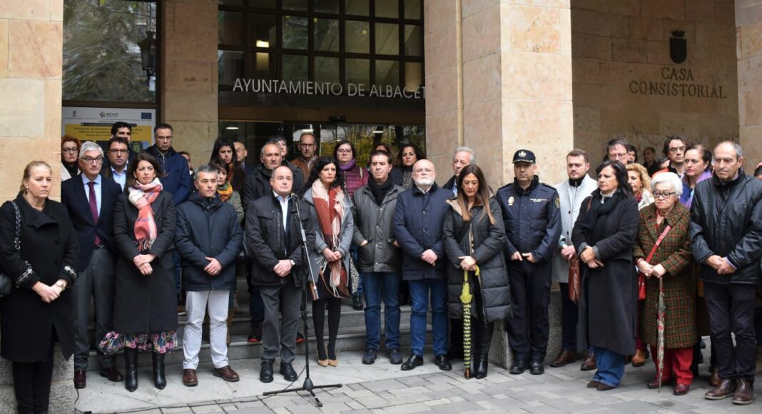 Minuto de silencio en Albacete por violencia machista 131222