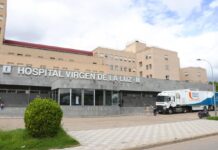 La salida de vía de un coche en Fuentes termina con dos fallecidos y una mujer de 80 años herida