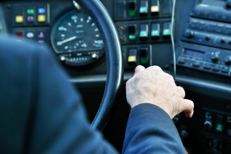 Conducía un tractocamión por Saelices sin carné tras perder los puntos