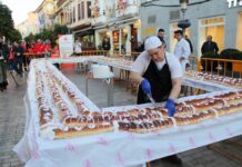 Una pastelería de Alcázar de San Juan elabora un Roscón solidario de 200 metros para 2.200 personas