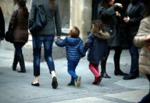 Casi 9 de cada 10 personas que piden excendencia para cuidar menores en C-LM son mujeres