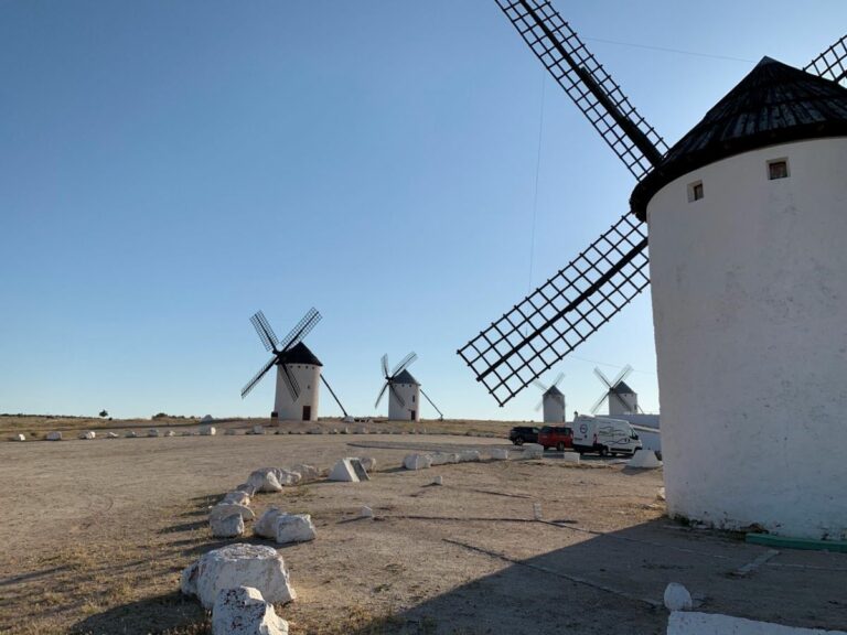 Los molinos de Criptana y el castillo de Belmonte, entre los  lugares más mágicos de España