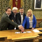 Una mesa, dos copas de vino y las Casas Colgadas ilustran Cuenca como Capital Española de la Gastronomía