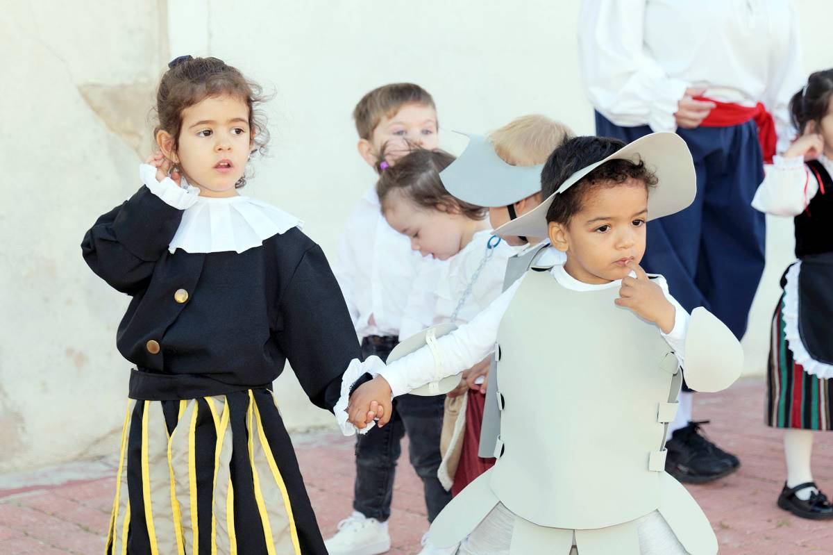 Pequeños y grandes disfrutan del desfile quijotesco de la Escuela Infantil Alba de Argamasilla de Alba