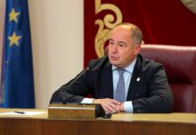 Sáez se querellará contra Picazo por acusarle de «corrupto» y contra el exmarido de la asesora cesada