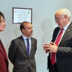 Una placa en el Parador de Manzanares recuerda el estrecho vínculo con el Estatuto de Autonomía en el 40 aniversario