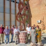 Instalado en Argamasilla de Alba el monumento por el 30 aniversario de la Maestro Martín Díaz