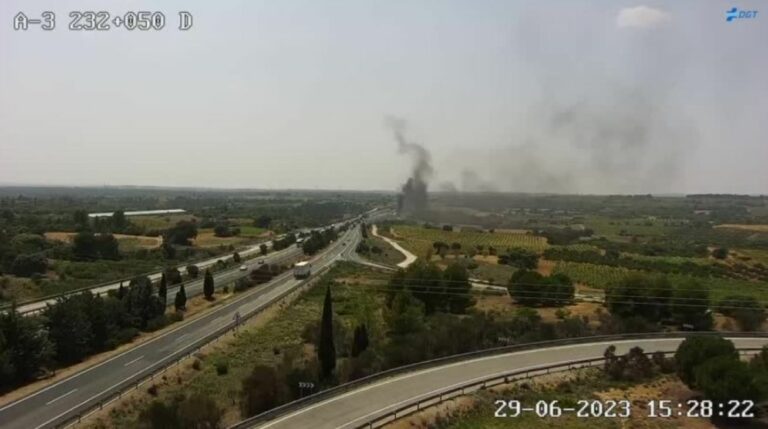 Arde un camión cisterna tras volcar en la A-3 a su paso por Graja de Iniesta