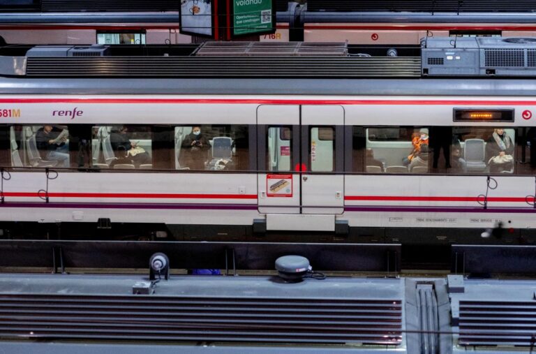 Demoras en Cercanías después de que unos viajeros accionaran la alarma de un tren Guadalajara-Chamartín Demoras en Cercanías después de que unos viajeros accionaran la alarma de un tren Guadalajara-Chamartín