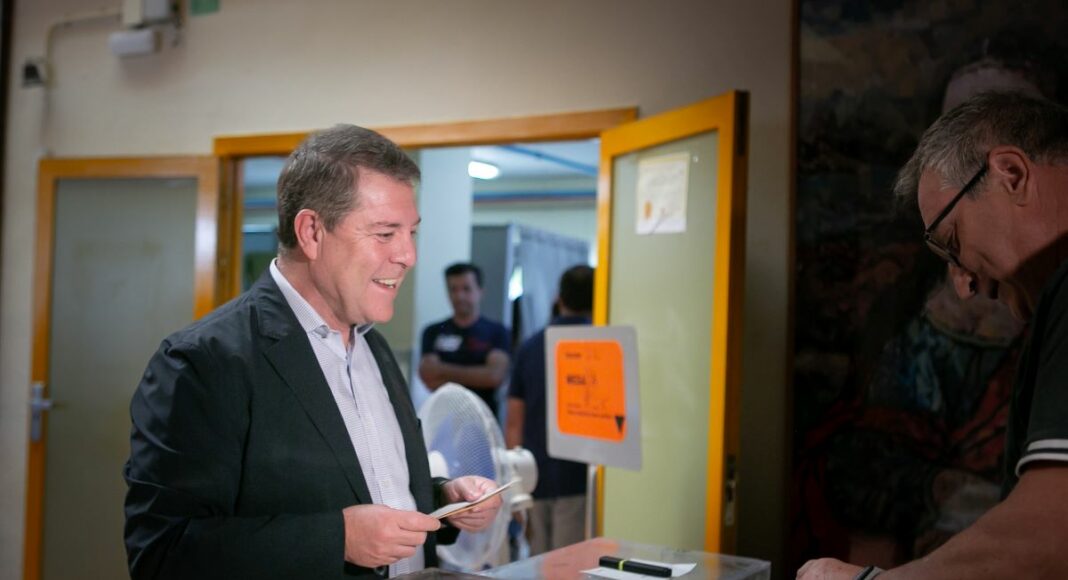 Emiliano García Page votando 230723