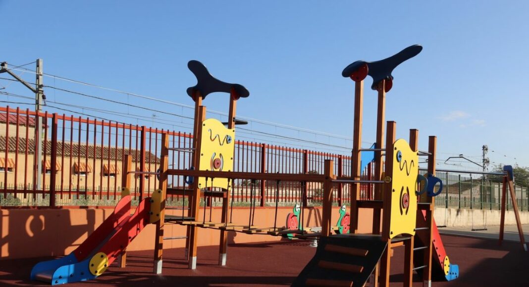 Nuevo parque infantil barrio del Río en Manzanares