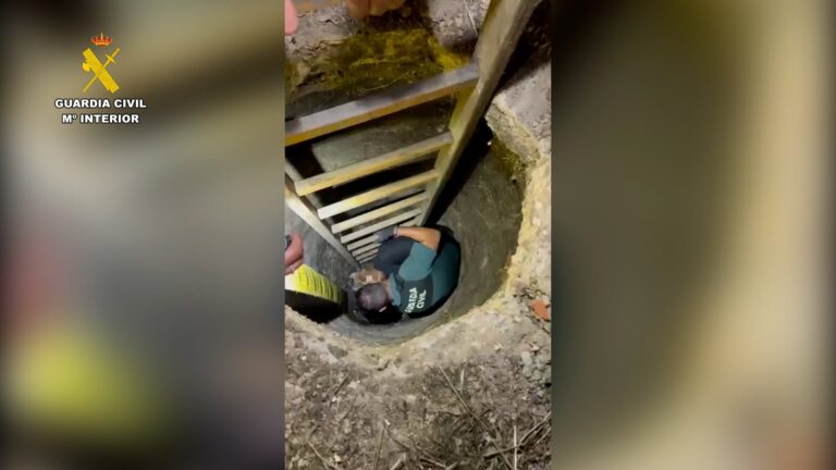Agentes de la Guardia Civil rescatan a un perro que había caído a un pozo en Tarancón