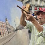 Madrileños y turistas se acercan a la Puerta del Sol para ver pintar a Antonio López: «Es nuestro nuevo Velázquez»