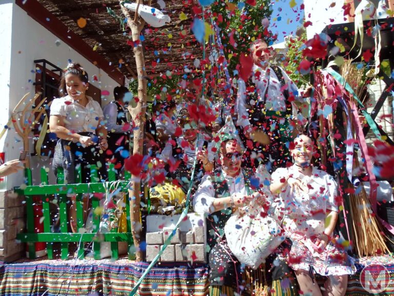 La ‘Batalla de Flores’ de la Feria de Albacete llena de color y confeti las céntricas calles de la ciudad