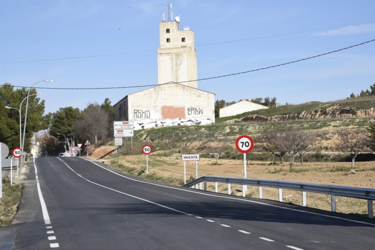 La CM-3222 en Iniesta que había sido previamente cerrada debido a inundaciones vuelve a reabrirse al tráfico