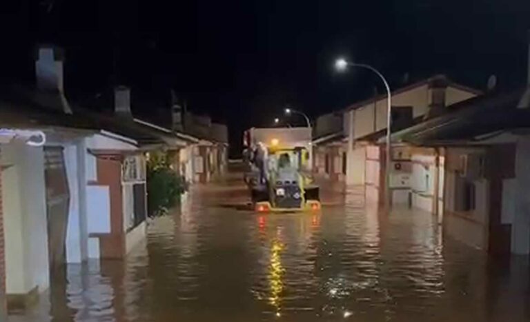 Cien viviendas inundadas y vecinos desalojados en Iniesta por acumulación de agua