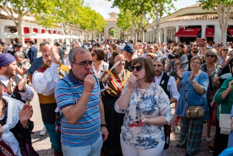 Pitidos, tambores y aplausos en el minuto de ruido contra la violencia machista en la Feria de Albacete