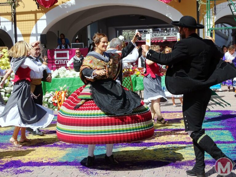 Color, emoción y baile en la Ofrenda de Flores a la Virgen de Los Llanos en la Feria de Albacete