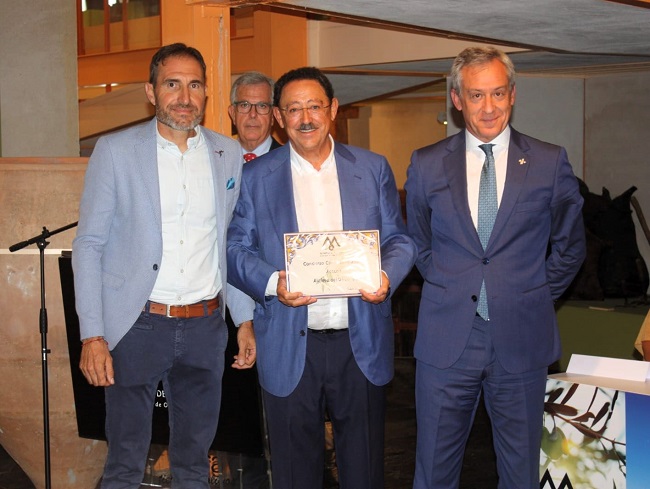 Eurocaja Rural muestra su compromiso con la industria del aceite de oliva al patrocinar los 'Premios Cornicabra 2023'