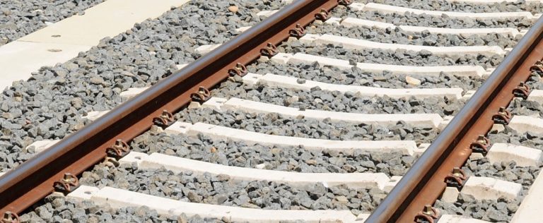 Agricultores intentan cortar la vía del tren en Socuéllamos por la situación del campo Agricultores intentan cortar la vía del tren en Socuéllamos por la situación del campo