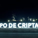 Un letrero retroiluminado con el nombre de Campo de Criptana da la bienvenida a todos los que llegan a la localidad