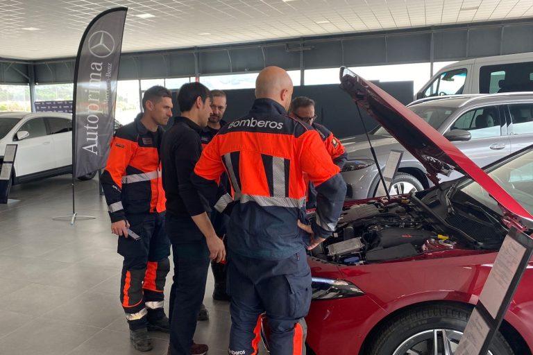 Bomberos del Ayuntamiento de Cuenca se forman de cara a intervenciones en accidentes de tráfico de vehículos eléctricos