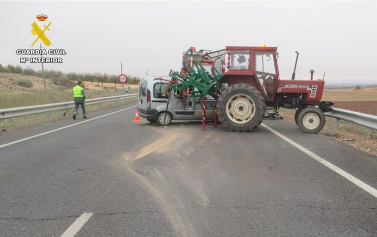 Herido un menor de edad tras el choque entre una furgoneta y un tractor en Campo de Criptana Herido un menor de edad tras el choque entre una furgoneta y un tractor en Campo de Criptana