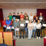 Sonia González entrega los diplomas del curso de Prevención de Riesgos Laborales en Albañilería
