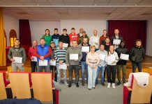 Sonia González entrega los diplomas del curso de Prevención de Riesgos Laborales en Albañilería